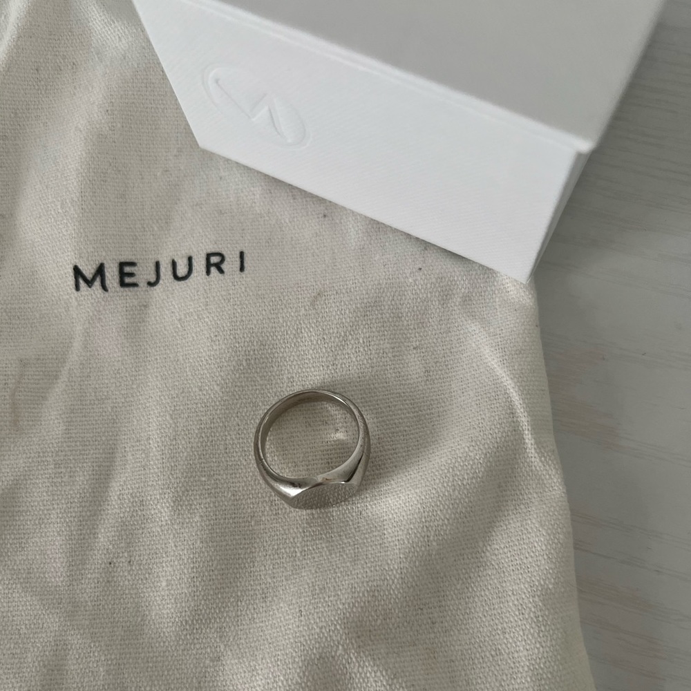Mejuri Signet Ring